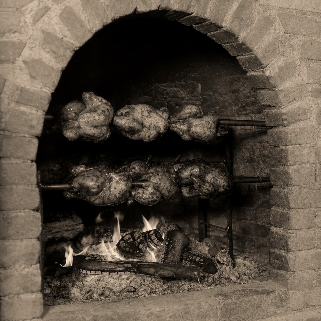 Horno de leña con pollo rostizado, tradición e inspiración de Ricki Pollo