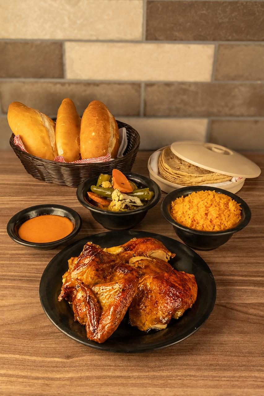 Paquete Ejecutivo Rostizado con medio pollo, arroz, tortillas, chiles y salsa