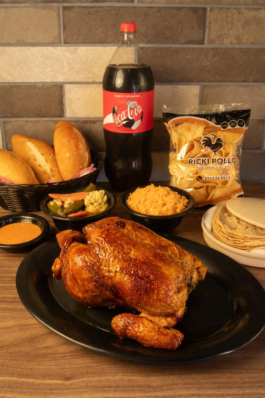 Paquete Especial Rostizado con pollo entero, guarniciones, tortillas y refresco de 2 litros