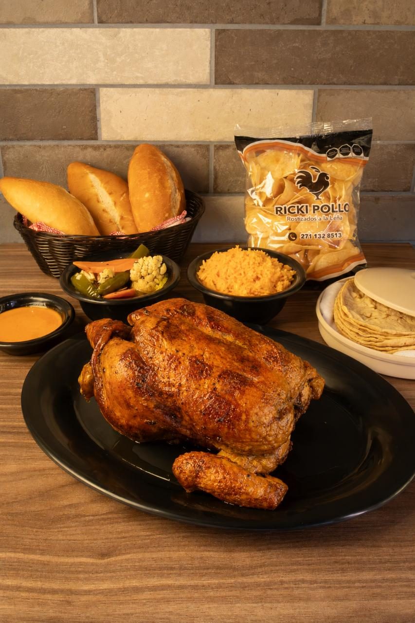 Paquete Familiar Rostizado con pollo entero, arroz, papas, tortillas, chiles y salsa
