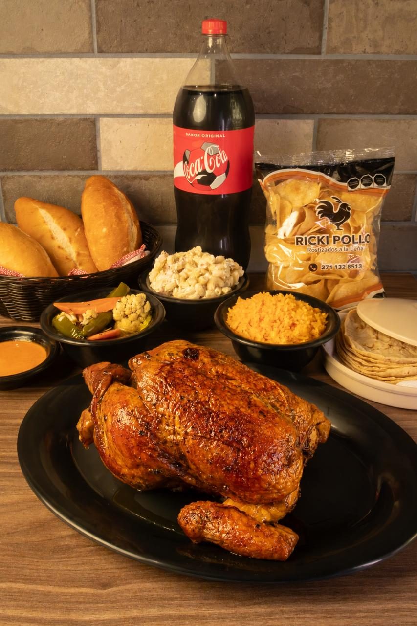 Paquete Ricki Pollo Rostizado con pollo entero, complemento, guarniciones, tortillas y refresco de 2 litros